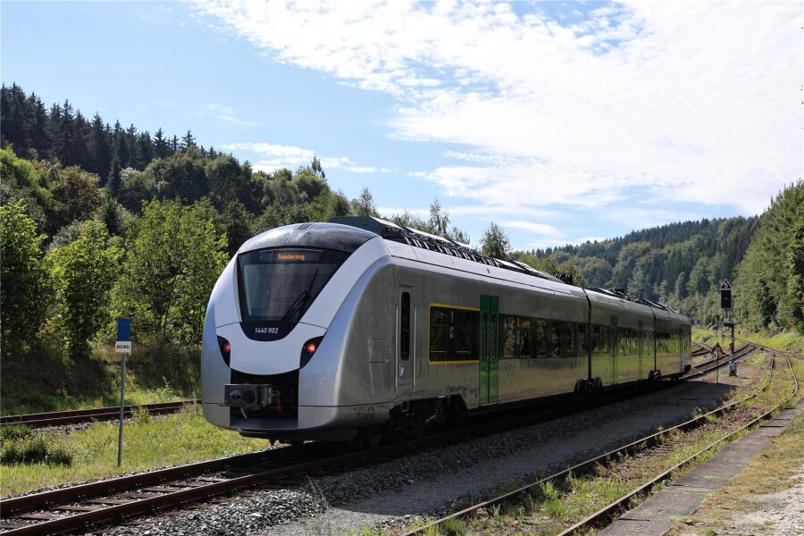Akku-Züge vom Erzgebirge in Richtung Zukunft - einmalige Ladestation in Annaberg eingeweiht - Am Bahnhof Süd können Akku-Züge an der eingeweihten Ladestation aufgeladen werden.