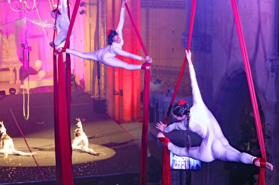 Akrobaten zeigen spektakuläres Programm - 