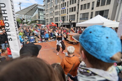 Akrobatik, Zauberei und Musik: Hutfestival lockt tausende Besucher in die Chemnitzer City - Zahlreiche Zuschauer waren am Samstag in der Chemnitzer Innenstadt unterwegs.