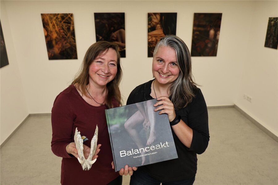 Akt-Ausstellung im Erzgebirge: Künstlerinnen zu Gast - Ramona (l.) und Katrin Markstein inmitten ihrer Bilder in der Galerie in Meinersdorf.