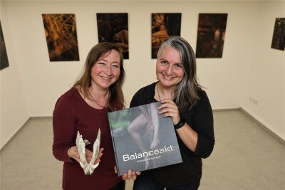Akt-Ausstellung in Meinersdorf ist länger zu sehen - Ramona (l.) und Katrin Markstein inmitten ihrer Bilder in der Galerie in Meinersdorf.