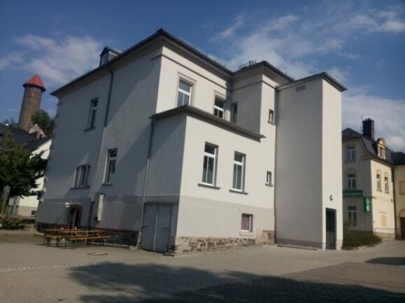 Akten zu Kassenklau nun in Auerbach - Die Rückseite des Einwohnermeldeamtes. Im Untergeschoss hatte während des Altmarktfestes der Sicherheitsdienst seine Einsatzzentrale. Dort wurden die Eintrittsgelder aufbewahrt.
