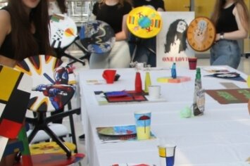 Aktion am Gymnasium: "Künstler bitten zu Tisch" - 