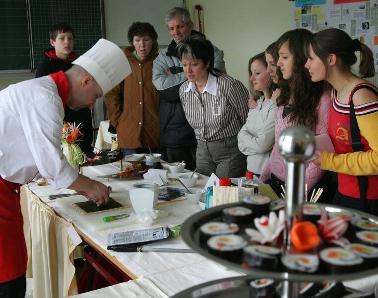 Aktion für junge Leute schreibt Erfolgsgeschichten - 
              <p class="artikelinhalt">Zum Tag des Berufseinsteigers zeigte Tom Jähring den Besuchern am Stand für die Kochausbildung, wie Sushi zubereitet wird. </p>
            