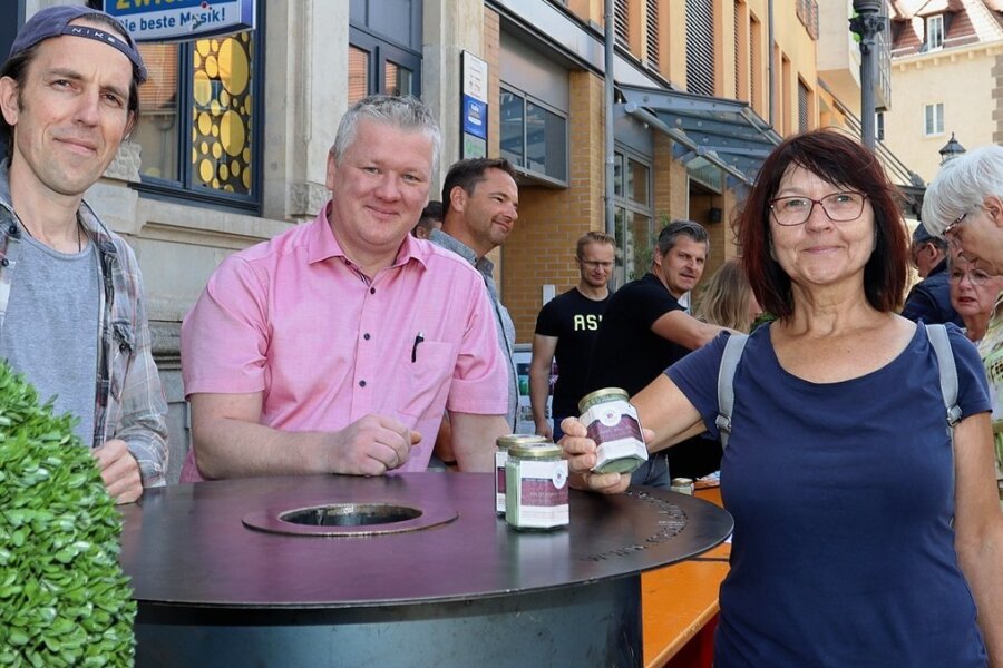 Aktion für herzkranken Rudi aus Reinsdorf bringt 3470 Euro - Matthias Werler (links) und Marcus Otto gehören zu den Köchen, die die 500 Suppen kostenlos gekocht haben. Edeltraud Gehmlich findet die Spendenaktion klasse und hat sich gern beteiligt. 