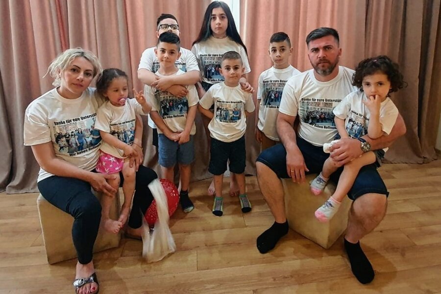 Perfekt integriert und doch abgeschoben: Ilona und Ilia Imerlishvili mit ihren sieben Kindern. Insbesondere die nächtliche Abschiebepraxis sorgt jetzt für Streit in der sächsischen Regierungskoalition. 