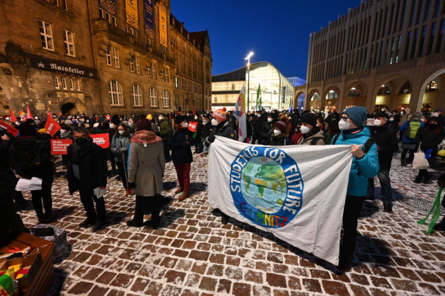Aktion für Solidarität in der Krise in Chemnitz:  Mehrere Hundert Menschen mit Kerzen vor Rathaus