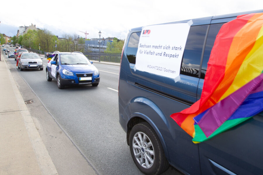 Aktion für Toleranz: Regenbogenfahne führt in Plauen Autokorso an 