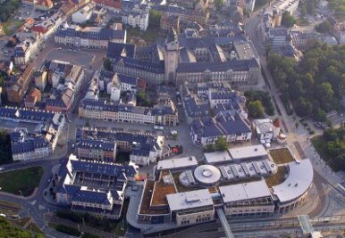 Aktion "Ich lebe gern" führt ins Stadtzentrum - 
              <p class="artikelinhalt">Das Plauener Stadtzentrum aus 200 Meter Höhe von einem Ballon aus gesehen. Im unteren Teil ist die Stadt-Galerie zu sehen. Auch das Plauener Rathaus gibt Orientierung.</p>
            