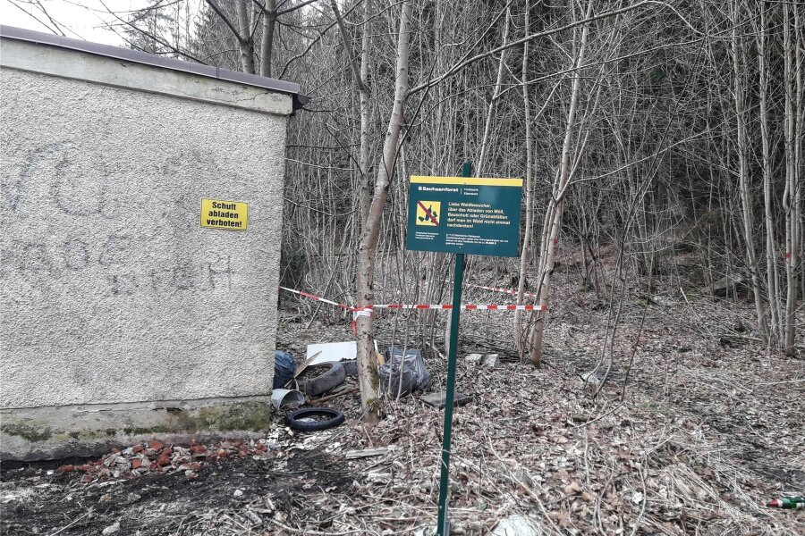 Aktion im Erzgebirgswald: Müllsammeln am Waldesrand - Trotz Hinweisschildern kommt es immer zu Müllablagerungen im Wald.
