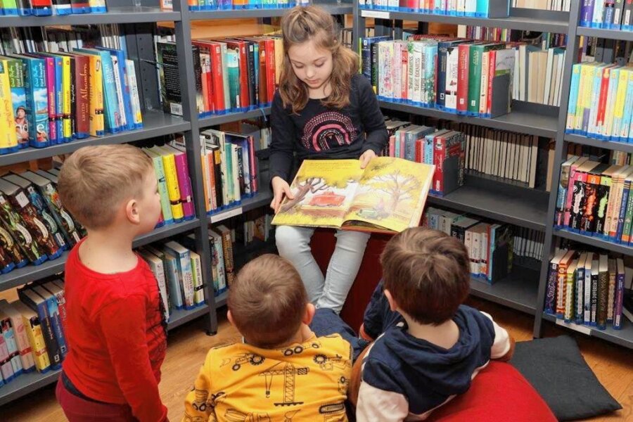 Aktion in der Stadtbibliothek Rochlitz: Schüler lesen Schülern vor - Die Vorschüler hörten gespannt Emilia zu, als sie aus ihrem Buch vorlas.
