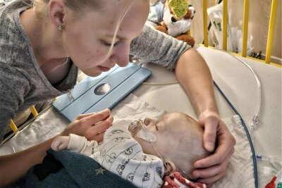 Aktion in Nossen: Spender für leukämiekranken Nils gesucht - Nils im Krankenhaus: Seine Mutter Melanie ist immer bei ihm.