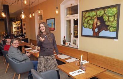 Aktion "Kunst sei Dank" erlebt ihre Fortsetzung - Die Künstlerin Heide Fennert vor ihrem Gemälde "Zukunft" in der Weinbar Herder 10. 