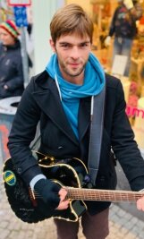 Aktion "Leser helfen": Für Deborah und Lilly gibt es nicht nur Geldspenden - Straßenmusiker Bastian Coburger sammelt für Deborah