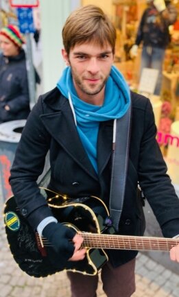 Straßenmusiker Bastian Coburger sammelt für Deborah