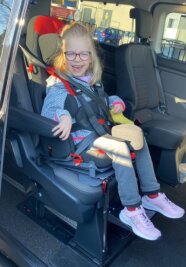 Aktion "Leser helfen": Lilly ist erstmals mit dem neuen Auto unterwegs gewesen - Lilly Merten im neuen Auto. Auch das Hineinsetzen des Mädchens ist durch eine Schiebetür jetzt viel einfacher geworden. Außerdem kann sie im hinteren Bereich des Pkw im Rollstuhl sitzend mitfahren. 