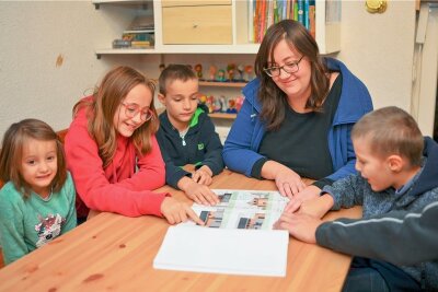 Aktion "Leser helfen": Warum für Janek aus Brockau an der Treppe Schluss ist - So könnte die Wohnung einmal aussehen! Mutter Stefanie Schaller wälzt am Küchentisch mit ihren Kindern die Pläne.