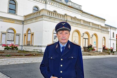 Aktionen für Gildetreffen in Crimmitschau sind festgezurrt - Helge Klemm als Bahninspektor: Der Stadtführer hat das Treffen der Nachtwächtergilde federführend organsiert.