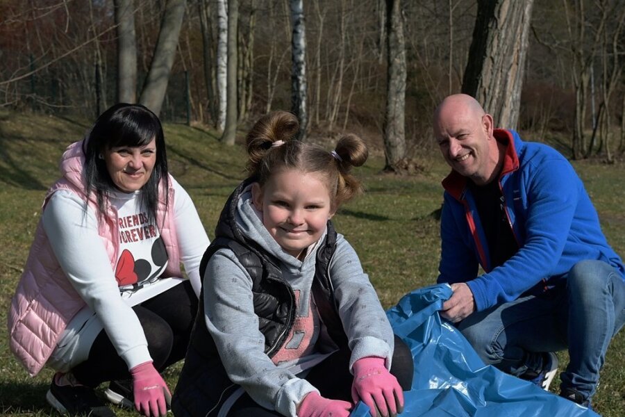 Aktionen im Erzgebirge: Müll und Unrat geht es an den Kragen - Sandra und Ronny Eberlein haben zusammen mit ihrer Tochter Finja beim Frühjahrsputz in Schneeberg mit angepackt. 