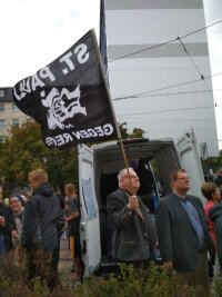 Aktionstag für Frieden und Toleranz in Plauen - Rechtsextreme Partei demonstriert - Plauener CDU-Stadtrat Lutz Kowalzick hält eine Fahne gegen Rechts. 250 Gegendemonstranten wollen gegen den Dritten Weg protestieren.