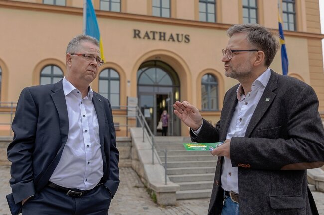Wenn das Rathaus zur Ausbildungsbörse wird. OB Raphael Kürzinger (rechts) im Gespräch mit Ralf Hübner, Geschäftsführer des Bildungswerks der Sächsischen Wirtschaft, das am 12. April in den Ratssaal einlädt. 