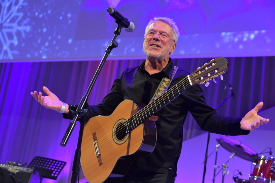 Füllt seit fast 60 Jahren mit seiner Gitarre und seiner Stimme die Säle: Reinhard Mey, im Bild vor drei Jahren bei einer Benefizveranstaltung in Berlin.  