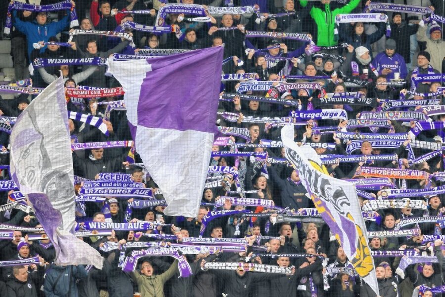 Aktive Fanszene des FC Erzgebirge Aue beendet stummen Protest - Zeigen wieder Unterstützung: Die aktive Fanszene des FC Erzgebirge Aue hat ihren Stimmungsboykott aufgehoben. 
