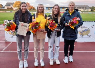 Aktive wachsen über sich hinaus - Den Sportpreis für hervorragende Leistungen im Jahr 2022 erhielt Alina Hartnuß (Zweite von rechts). Jenny Günther (von links) und Kylie Garreis bekamen eine Ehrenurkunde. Für ihr ehrenamtliches Engagement wurde Trainerin Gabriele Gerth ausgezeichnet. 