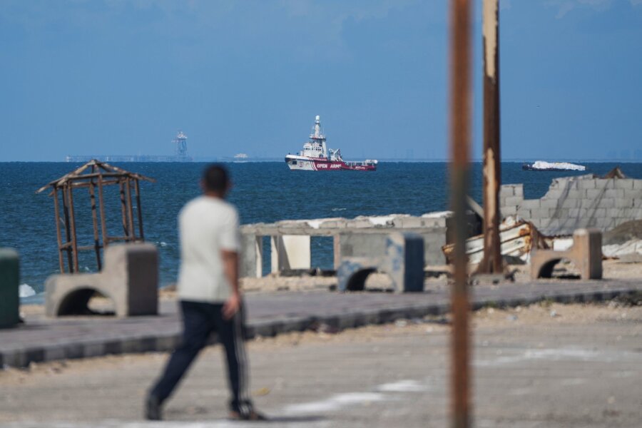 Aktivisten: Schiff mit Hilfsgütern erreicht den Gazastreifen - Ein Schiff der Hilfsorganisation Open Arms nähert sich der Küste des Gazastreifens und schleppt einen Lastkahn mit 200 Tonnen humanitärer Hilfe.