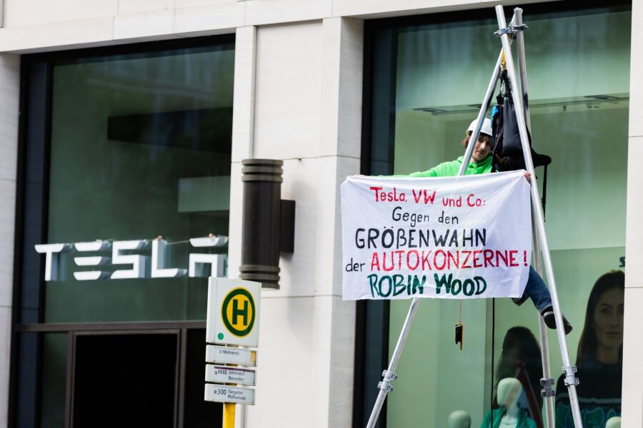 Aktivisten versuchen auf Werksgelände von Tesla vorzudringen - Hintergrund des Protests ist die geplante Erweiterung des Tesla-Werks in Europa.