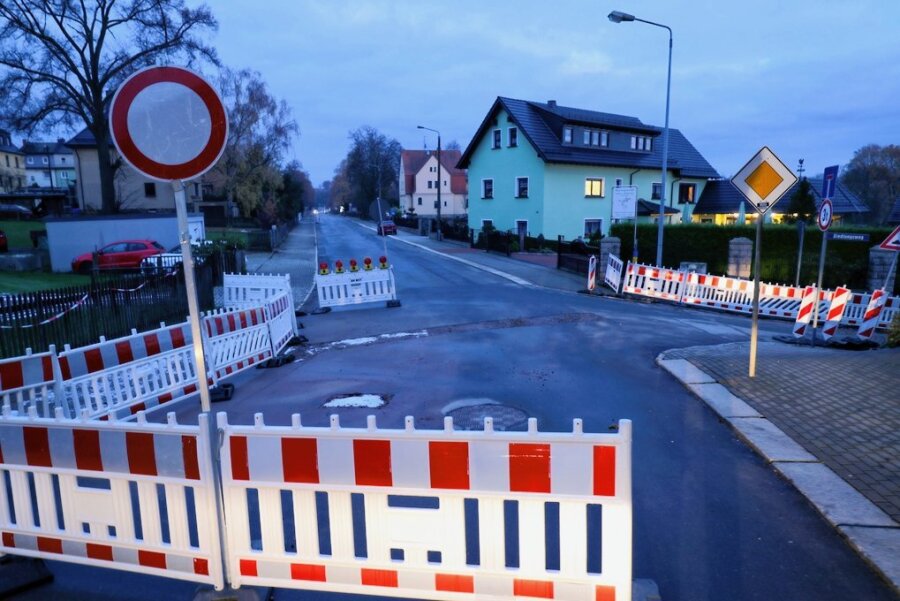 Aktuelle Straßensperrungen von Hohenstein bis nach Ernstthal - Die August Bebel Straße war eingebrochen und wird vom Bauhof zunächst provisorisch wieder befahrbar gemacht. Noch in dieser Woche soll sie für den Verkehr freigegeben werden.
