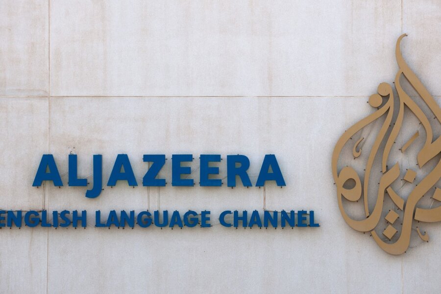 Al-Dschasira-Schließung in Israel: Razzia im Büro - Der Schriftzug und das Logo des arabischen Nachrichtensenders Al-Dschasira sind auf dem Gelände des Unternehmens zu sehen.
