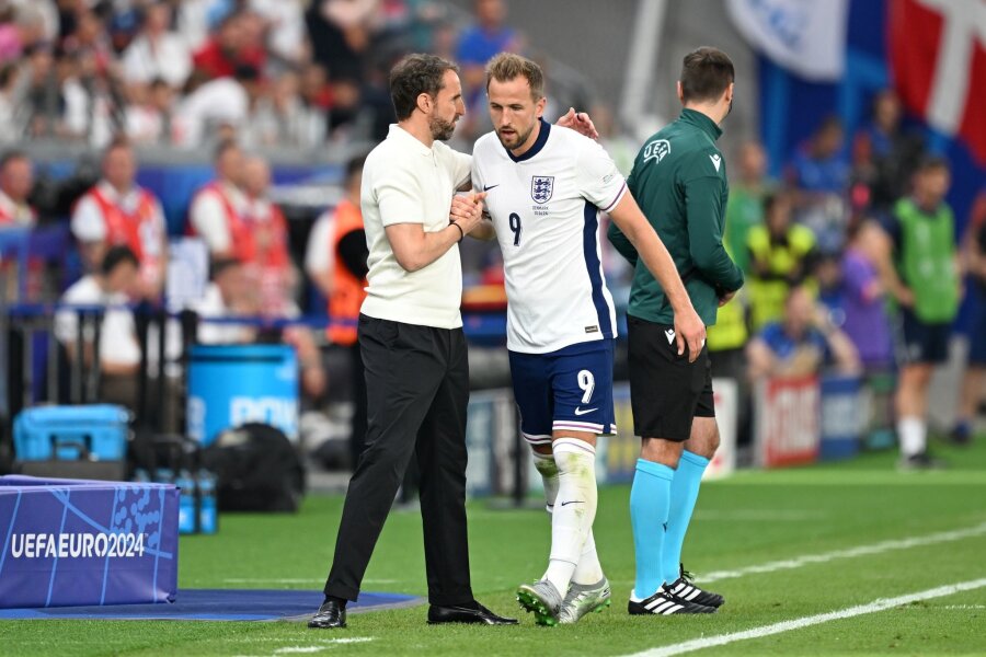 Alarm bei "ängstlichen" Engländern: Kritik an Southgate - Englands Team um Trainer Gareth Southgate und Harry Kane kam nicht über ein 1:1 gegen Dänemark hinaus.