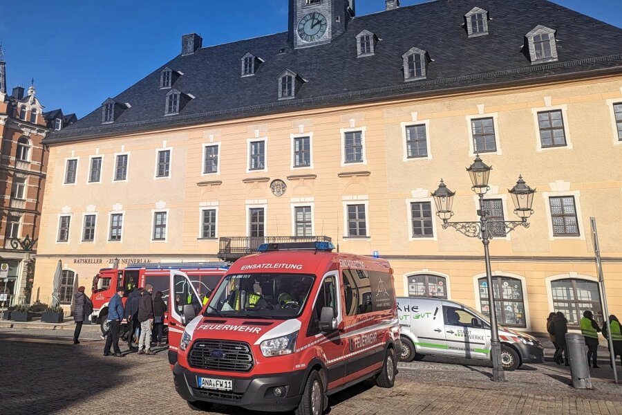 Alarm im Annaberger Rathaus: Alle müssen raus - Die Freiwillige Feuerwehr Annaberg war schnell vor Ort.