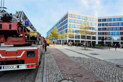 Alarm im Technischen Rathaus in Chemnitz - Mit einem Großaufgebot rückte die Feuerwehr am Donnerstagvormittag zum Technischen Rathaus in Chemnitz aus. Zuvor hatten gegen 10.20 Uhr alle Mitarbeiter den Behördenkomplex wegen eines Alarms verlassen müssen.