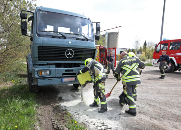 Ein parkender Lkw hatte auf der Stollberger Straße in Oberlungwitz Öl verloren, das es zu beseitigen galt.