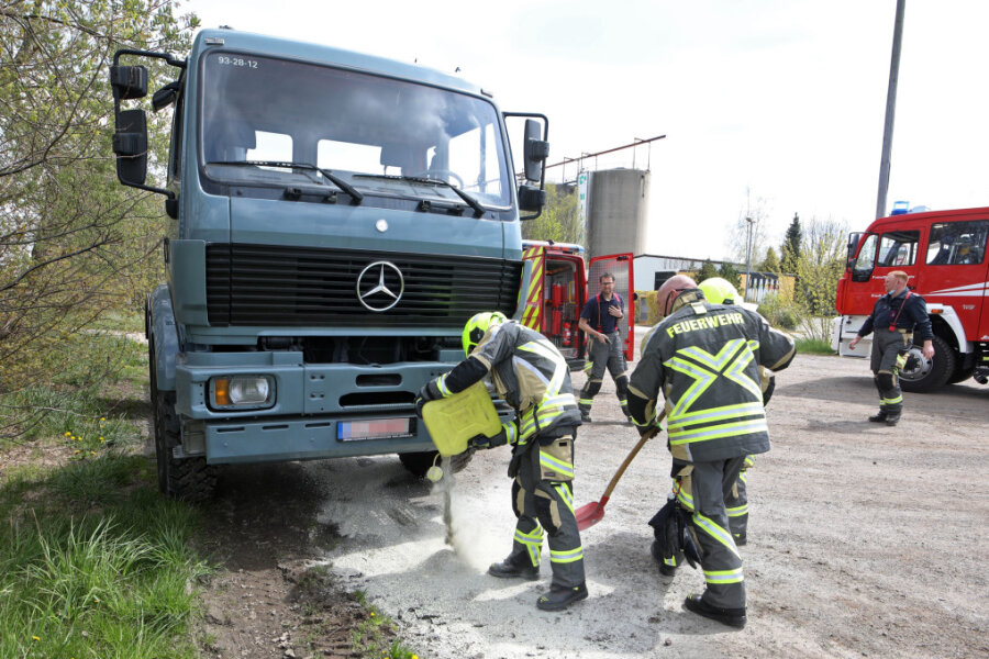 Ein parkender Lkw hatte auf der Stollberger Straße in Oberlungwitz Öl verloren, das es zu beseitigen galt.