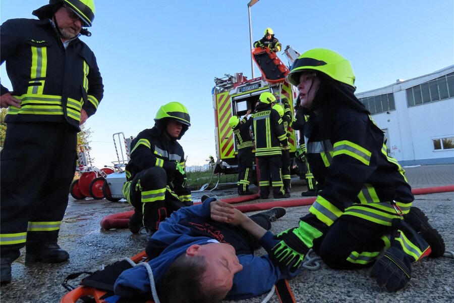 Alarm in Werdau entpuppt sich als groß angelegte Übung - Gemeinsam den Ernstfall geprobt haben Feuerwehr und DRK am Montagabend in Leubnitz.