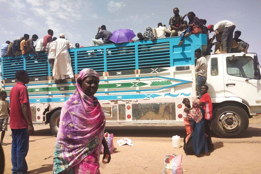Alarm vor vernachlässigten Fluchtkrisen in Afrika - Menschen besteigen einen Lastwagen, um eine Stadt im Sudan zu verlassen.