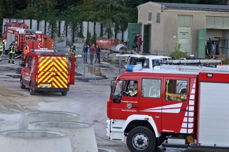 Alarmierung wegen Trafobrand löst Irritationen aus - Zum Gelände der Gersdorfer Firma an der Plutostraße musste die Feuerwehr am Donnerstag wegen eines Trafobrandes ausrücken.
