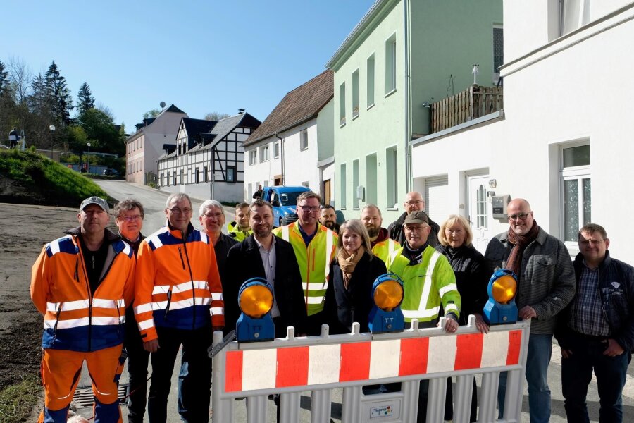 Alaunstraße in Mylau auf 280 Metern erneuert - Zur Freigabe der Alaunstraße waren am Freitag Vertreter der Auftraggeber und der Baufirma erschienen.