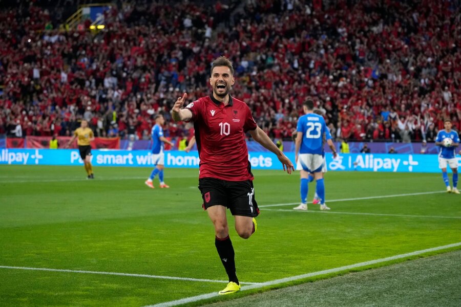 Albaner Bajrami schießt schnellstes Tor der EM-Geschichte - Bereits nach 22 Sekunden: Albaniens Nedim Bajrami jubelt nach seinem Tor.