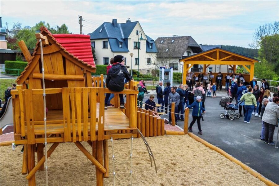 Albernauer weihen ihren neuen Dorfplatz ein - Zum neuen Dorfplatz in Albernau gehört eine Spiellandschaft. 