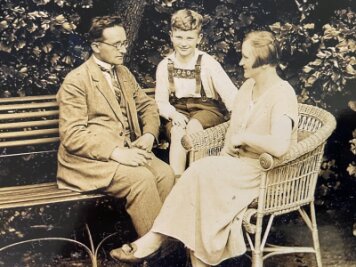 Albert Sixtus mit seiner Frau Milda und dem gemeinsamen Sohn Wolfgang Manfred. Das Foto stammt aus der Zeit, in der "Die Häschenschule" in Kirchberg entstand. Sixtus schrieb sie in nur einer Nacht nieder.
