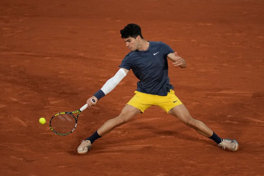 Alcaraz erreicht French-Open-Halbfinale und fordert Sinner - Carlos Alcaraz gewann sein Viertelfinale gegen Stefanos Tsitsipas glatt in drei Sätzen.