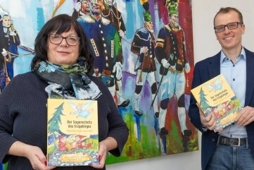 Alexander Krauß schreibt Buch über Legenden des Erzgebirges - Alexander Krauß - im Bild mit Gabriele Lorenz - hat das Buch "Der Sagenschatz des Erzgebirges" herausgebracht. 