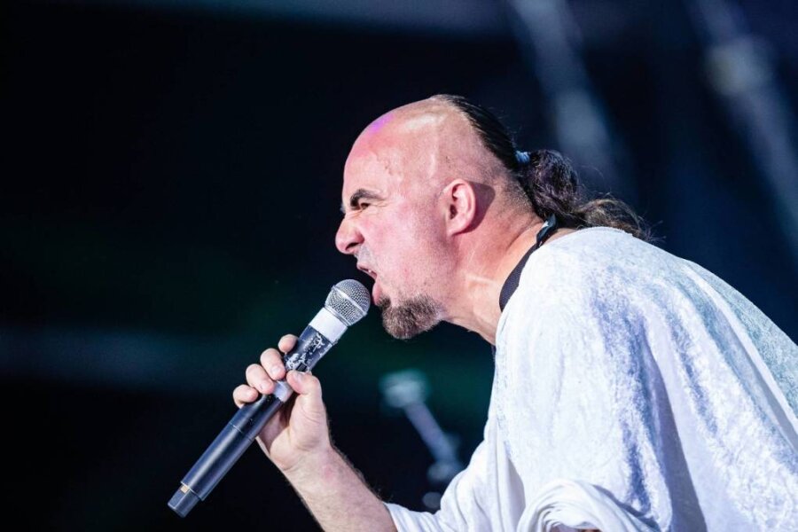 Sänger und Keyboarder Alexander Thomas aka Alf Ator von der Rock-Band Knorkator während des XXVI. Full Force Festivals in Ferropolis 2019 in Gräfenhainichen.