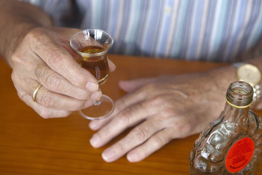 Alkohol: Sucht im Alter vorbeugen - Auch im Alter kann Alkoholabhängigkeit ein Problem werden. Besonders wer aus emotionalen Gründen trinkt, sollte aufpassen.