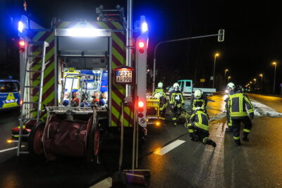 Alkoholisierter Fahrer zerstört Verkehrsschild und Laterne in Aue-Bad Schlema - Einsatzkräfte der Feuerwehr und Polizei am Einsatzort.