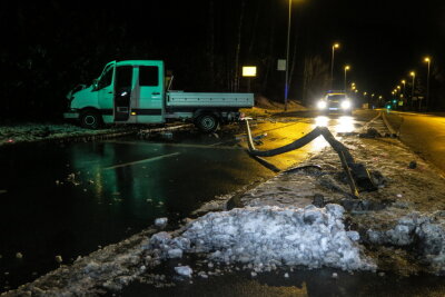 Alkoholisierter Fahrer zerstört Verkehrsschild und Laterne in Aue-Bad Schlema - Das Unfallfahrzeug Mercedes Sprinter und die zerstörte Laterne.